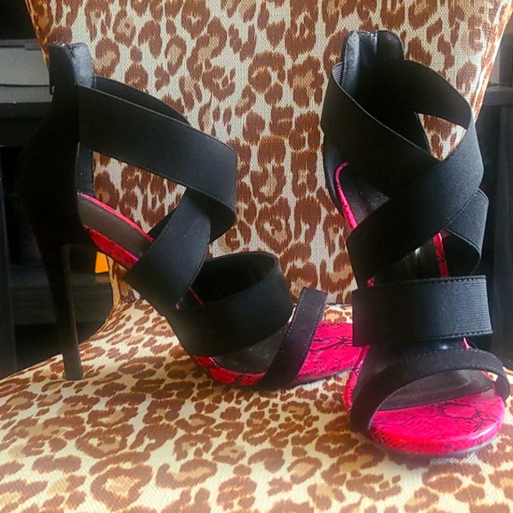Wild Diva sandals size:8 / pink and black